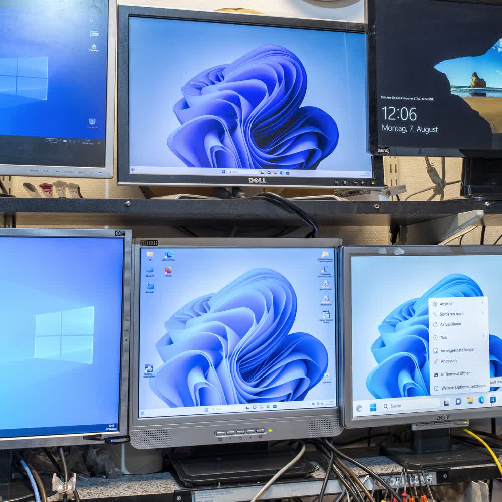 Bild zum Abschnitt Software und Betriebssysteme, zeigt mehrere Bildschirme mit verschiedenen Versionen von Windows
